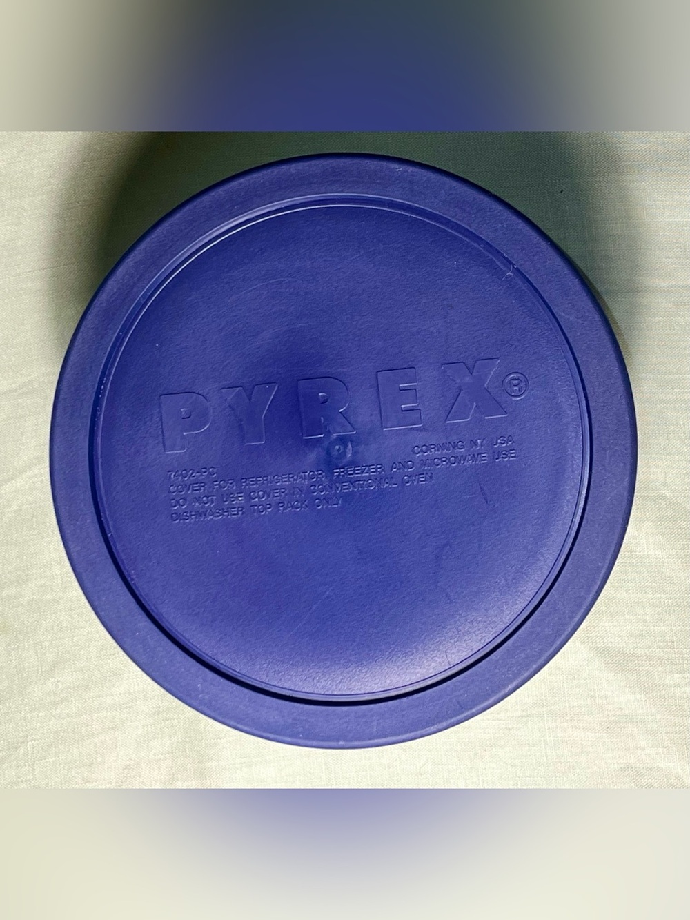 Pyrex 7402-S Ribbed 6 Cup 1.5 L Bowl w/ Blue Plastic Lid